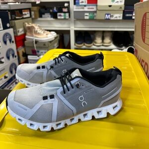 🔥 on cloud sneakers women size 6.5